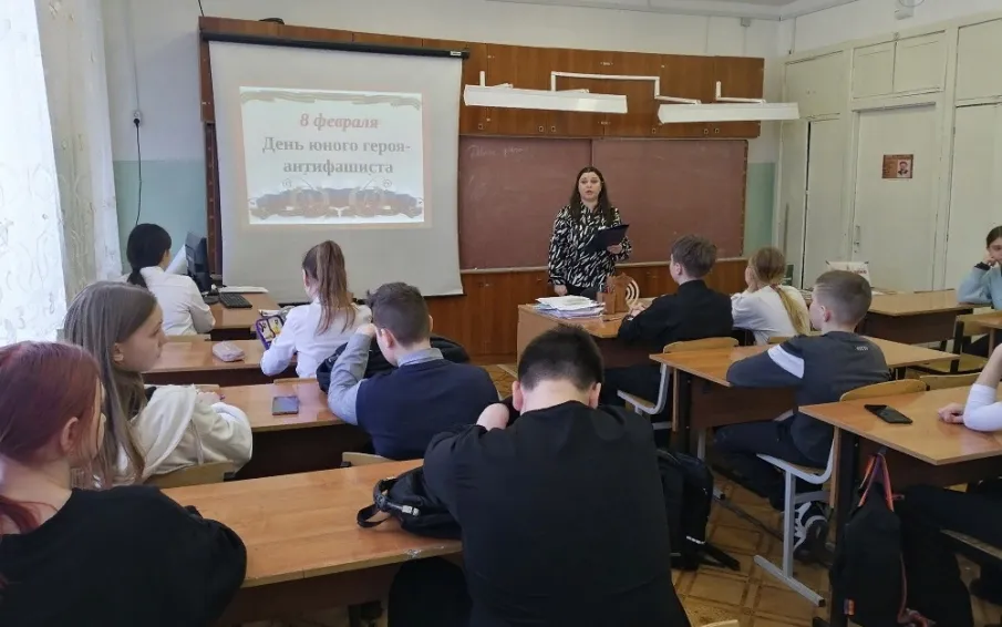 Сотрудники библиотеки рассказали школьникам о юных патриотах